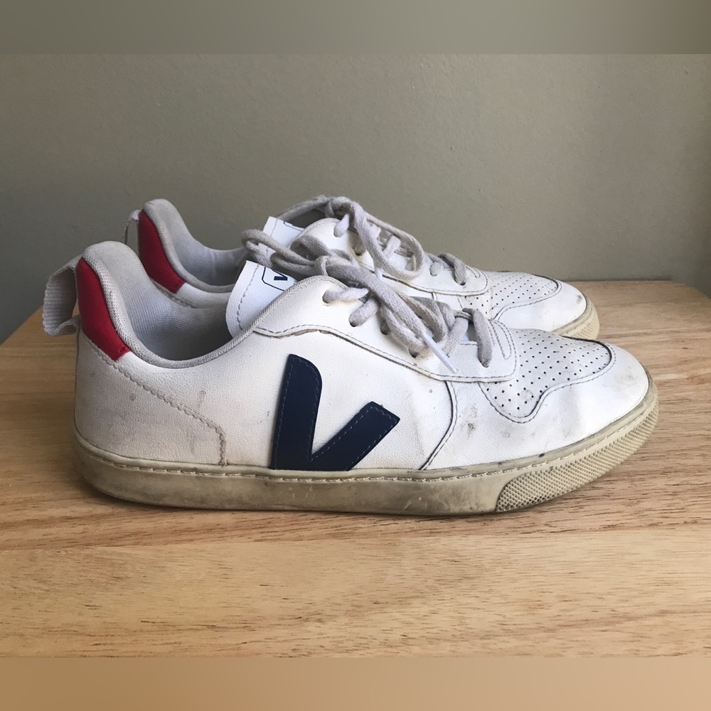 VEJA Mens T3 Leather Sneakers Size: US 7 EUR 39
